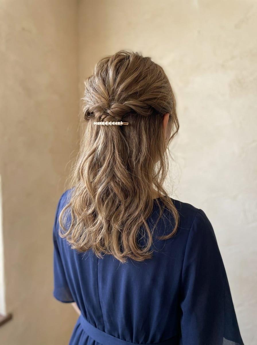 Half-up Frisur mit Haarspange - Hochzeitsgast Frisur